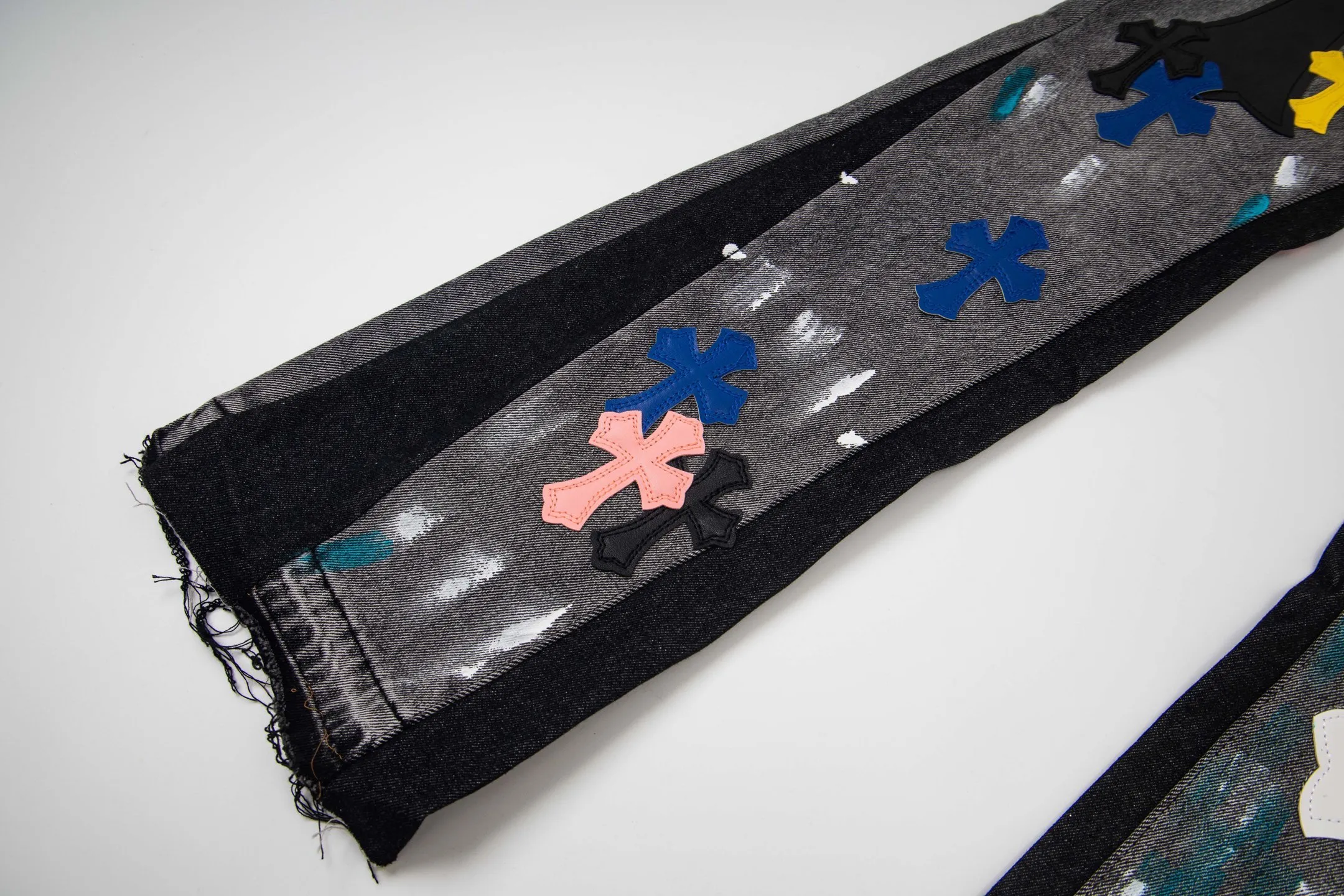 💰330 Top Version GALLERY DEPT & Chrome Hearts Chrome Hearts co-branded large logo blue, yellow, black and white multi-color spliced ​​washed jeans, truly restores the ultimate vintage texture, three-dimensional version, loose and comfortable, not picky about the figure, taller and slimmer, large factory Seiko, original factory quality control, same style for men and women, can be matched with couples, versatile recommendation, must-have jeans for all seasons, fashionable people have been disappointed. From the quality selection of fabrics, the tailoring of details, and the matching of patterns, they are all impeccable! The upper body is so handsome when worn...it can be easily worn by men, women and children! The craftsmanship is made of heavy-duty washed pure cotton denim fabric. After washing, it is soft and thick. It is very stylish when worn on the body. Style number: 1788# Color: black Size: 28 30 32 34 36